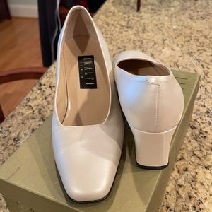 Amalfi never is out dated. Practically new Pumps.